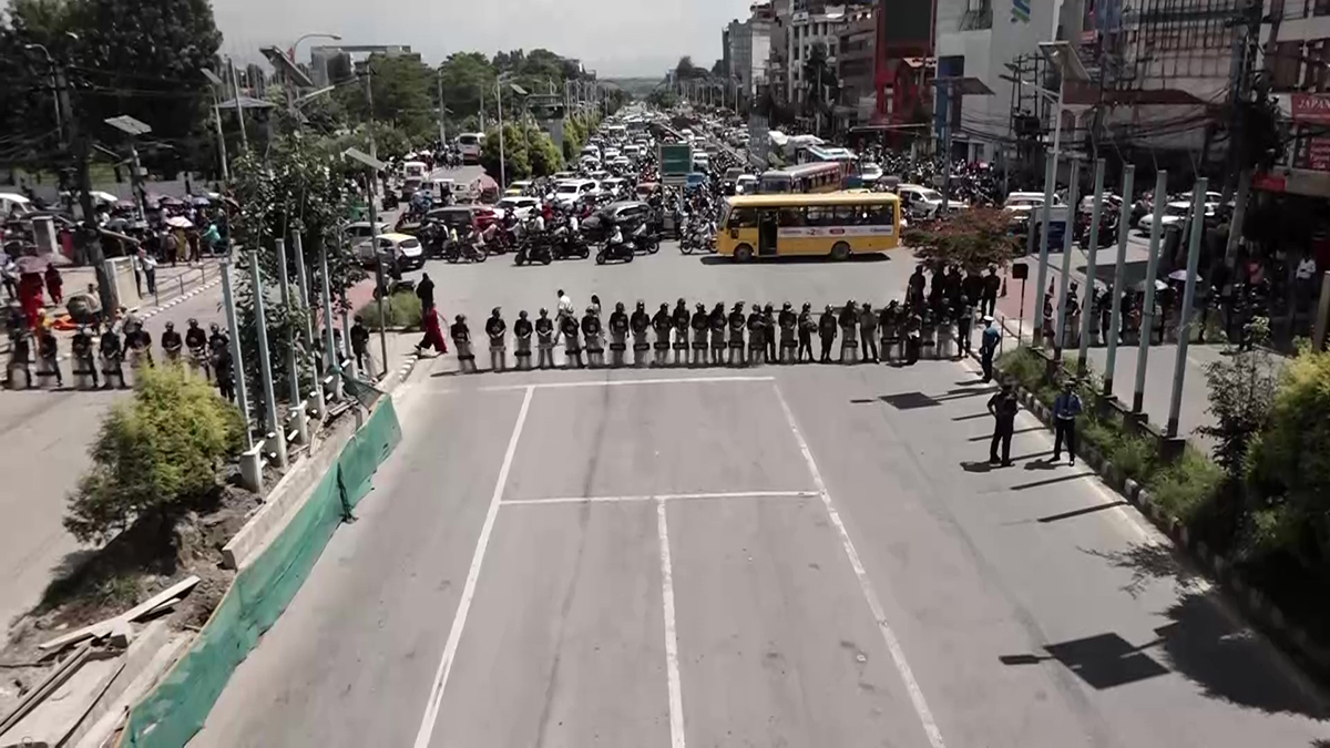 शिक्षकहरुको आन्दोलनका कारण उपत्यकाको सवारी आवागमन अस्तव्यस्त